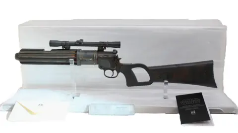 Hansons Auctioneers A boxed full-size Boba Fett blaster, official prop replica. Guide price of £800-£1,200, and sold at auction for £1,350 on 5 May 2026.
