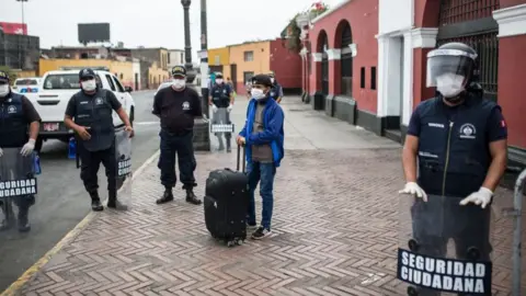 Getty Images Police enforce quarantine measures in Lima, Peru (2 April 2020)