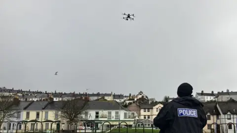 BBC Ένας αστυνομικός του Ηνωμένου Βασιλείου εκτοξεύει ένα drone.  Φωτογραφία αρχείου