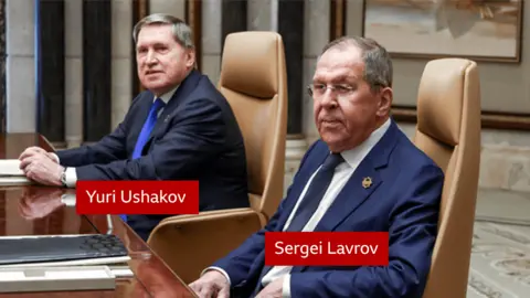 Reuters dua negosiator Rusia dari kiri ke kanan, diberi label sebagai Yuri Ushakov dan Sergei Lavrov