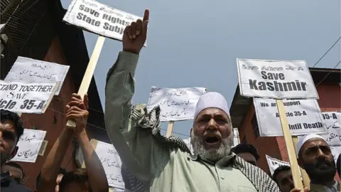 AFP - Kashmiri Shiite Muslims shout anti-Indian slogans during a demonstration against attempts by the NGO 'We the Citizens' and individual citizens to revoke article 35A and 370, in Srinagar on August 24, 2018