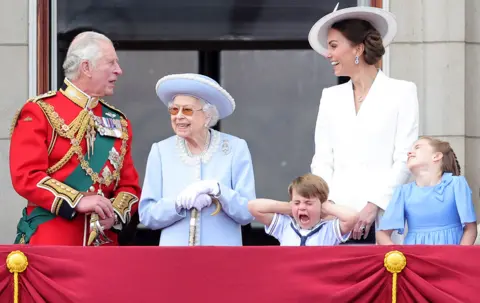 Chris Jackson / Getty Images The Queen smiles on the balcony of Buckingham Palace during Trooping the Colour alongside the Prince of Wales, Prince Louis (front, centre), the Duchess of Cambridge and Princess Charlotte during Trooping The Colour on 2 June 2022 in London
