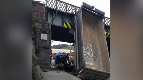 Lorry hits bridge in Machynlleth closing A487 and railway