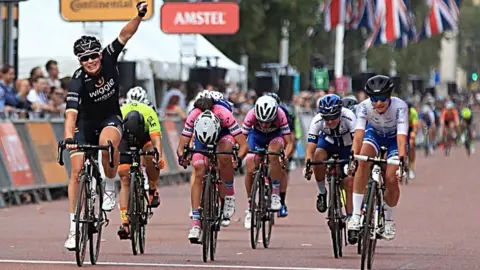 PA Kirsten Wild winning the Classique