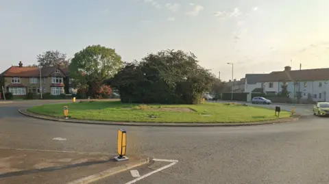 Google Plain roundabout with minimal traffic 