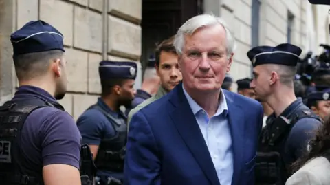 De Franse politicus en voormalig hoofdonderhandelaar van de Europese Unie, Michel Barnier, vertrekt na een spoedvergadering van het uitvoerend comité, bijeengeroepen door de vice-president van de Franse rechtse Les Republicains (LR) partij Annie Genevard, in het Musee Social in Parijs op 12 juni 2024.