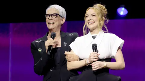 Jamie Lee Curtis und Lindsay Lohan treten am 9. August 2024 beim Disney Entertainment Showcase bei D23: The Ultimate Disney Fan Event in Anaheim, Kalifornien, auf. 