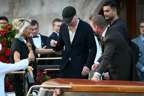 Getty Images US actor Leonardo Dicaprio in Venice, Italy, for the wedding of Jeff Bezos and Lauren Sanchez. He is wearing a dark baseball cap which is partially obscuring his face. 