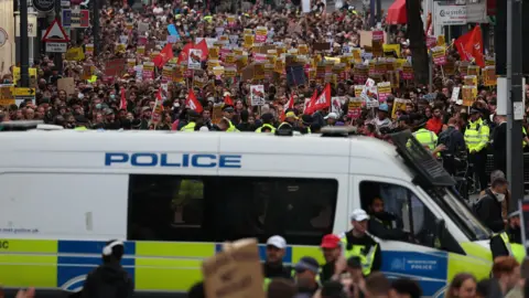 Een EPA-politietruck voor antiracismedemonstranten in Walthamstow