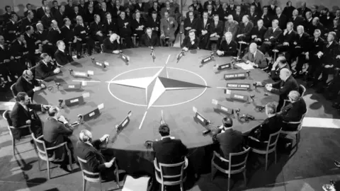Getty Images World leaders sitting around a round table