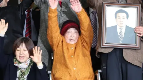 EPA War time victims and their families celebrate the verdict outside the court Seoul (29 Nov 2018)