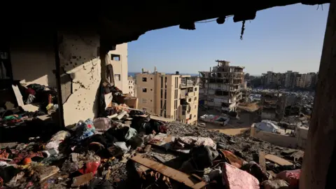 Scattered belongings and debris in an apartment building that was hit in an Israeli air strike in Gaza City, northern Gaza (4 June 2026) 