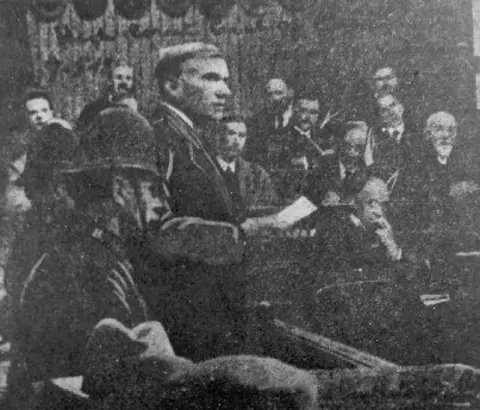 Wikipedia Creative Commons John Maclean speaking in the dock in 1918