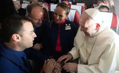 Reuters Pope Francis celebrates the marriage of crew members Paula Podest and Carlos Ciufffardi during the flight between Santiago and the northern city of Iquique, 18 January 2018