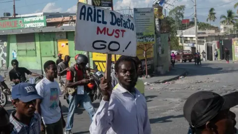 EPA Protesters attend a demonstration held to demand the resignation of Prime Minister Ariel Henry this Thursday in Port-au-Prince, Haiti, 07 March 2024