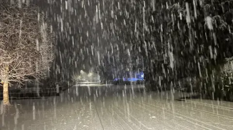 Weather Chaser/BBC Weather Watchers Snow falls in Buxton, Derbyshire