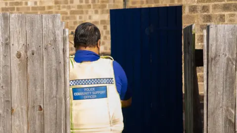 Terry-Harris.com Police officer at property