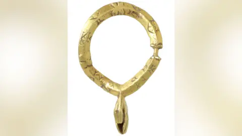 Andrew Williams/Norfolk County Council Gold annular brooch, 13th or 14th Century