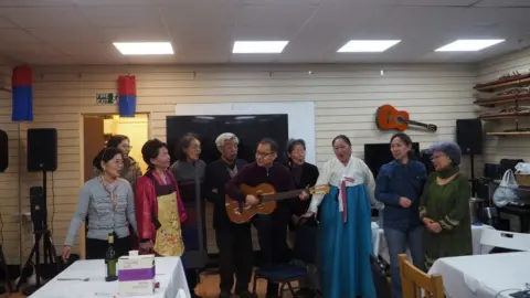 Je Seung Lee/BBC Choir perform.