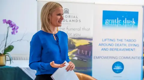 Handout Woman talking at workshop