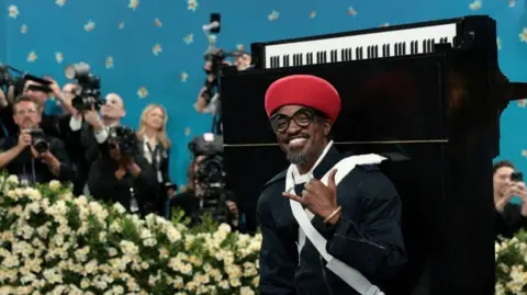 André 3000 attends Met Gala with piano 'prop'