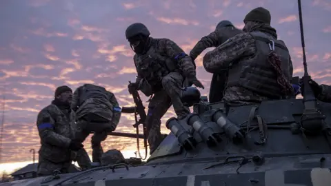 Getty Images Ukrainian servicemen prepare for battle against Russian army in Lukâyanivka village, eastern of Kyiv, Ukraine, March 28th, 2022.