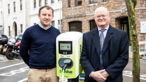 Daniel Hawkes, e-mobility business developer at Jersey Electricity, and Constable Simon Crowcroft by the charging point