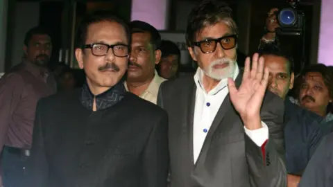 Getty Images MUMBAI, INDIA - SEPTEMBER 6: Sahara chief Subrata Roy and bollywood actor Amitabh Bachchan at the 64th birthday celebrations of actor turned producer Rakesh Roshan at Blue Sea, Worli Seaface on September 6, 2013 in Mumbai.(Photo by Milind Shelte/The India Today Group via Getty Images)