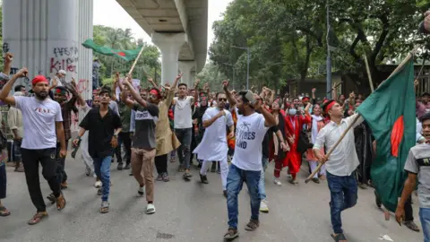 Getty Images Protesters are blocking the Shahbagh intersection during a protest in Dhaka, Bangladesh, on August 4, 2024, to demand justice for the victims arrested and killed in the recent nationwide violence during anti-quota protests. 