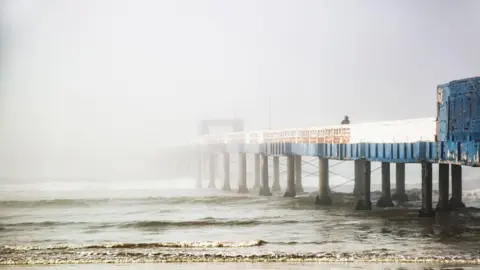 Gambar Getty Images Menunjukkan Dermaga Menghilang ke Kabut Laut