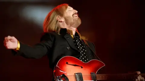 Reuters Singer and songwriter Tom Petty performs during the half time show of the NFL"s Super Bowl XLII football game between the New England Patriots and the New York Giants in Glendale, Arizona, U.S., February 3, 2008.