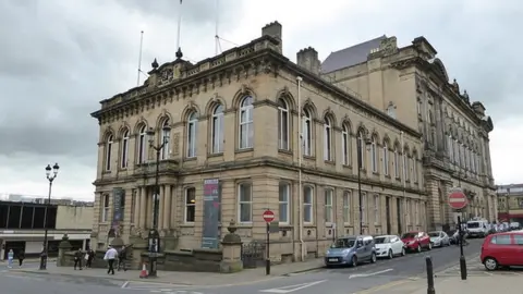 Chris Allen/Geograph Huddersfield Town Hall