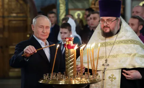 EPA Presiden Rusia Vladimir Putin (kiri) menghadiri Kebaktian Natal di Gereja Saint George di Moskow, Rusia, 06 Januari 2025