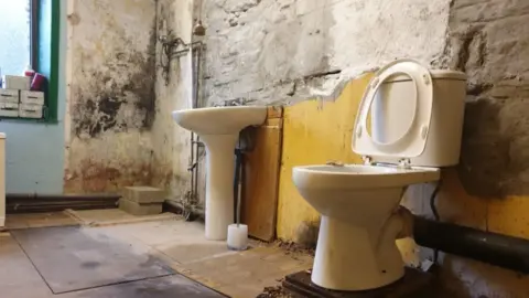 The Oakwood Run-down bathroom