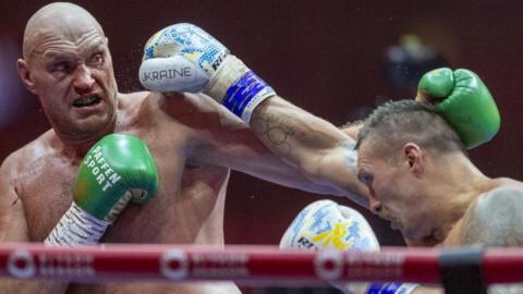 Tyson Fury avoids a punch from Oleksandr Usyk