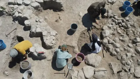 Getti images an aerial scene of archaeologists working on the excavation field, which is aimed at finding remains from the iron era, the Ministry of Turkish Culture and Tourism and the University of Tourism and the University of Tourism and the University of Turkish have organized August 27, 2023 in the city of Hitti city in Hitti city of Vejirkopu district of Samsun, Samsun, Samsun.