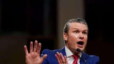 Getty Images Pete Hegseth menggerakkan tangan saat dia berbicara di depan Komite Angkatan Bersenjata Senat untuk sidang konfirmasi menteri pertahanannya 