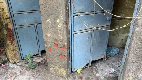 Geeta Pandey/BBC The toilets which are full of trash and no longer in use