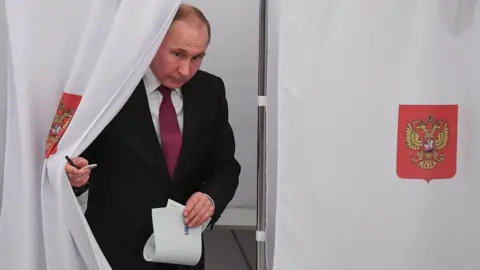 AFP Vladimir Putin votes in Moscow, Russia, on 18 March 2018