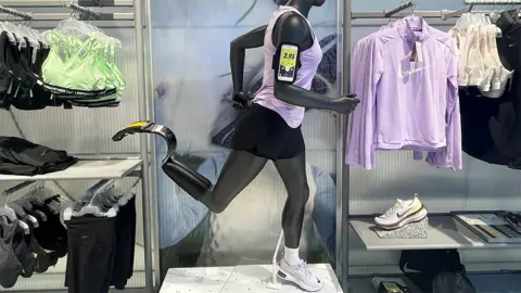 BBC An amputee mannequin in a Nike store with one running shoe and one running blade