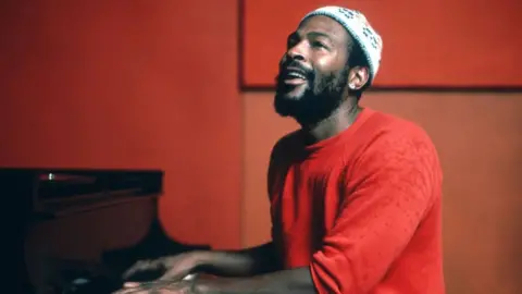 Getty Images Soulzanger Marvin Gaye speelt piano tijdens opnames in een studio rond 1974