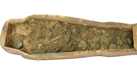 NICHOLSON MUSEUM/UNIVERSITY OF SYDNEY The contents of the coffin, showing a number of objects