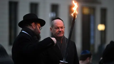 Getty Images scholz lights menorah candle