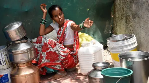 Getty Images Phanaswadi hamlet in Kharghar in Navi Mumbai has been going through water shortage in May 2019.