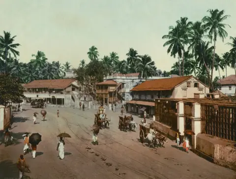 Photoglob Co. via Hulton Archive / Getty Images A colour photograph of Girgaum Road, Bombay