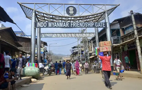 EPA A picture made available on 11 March 2017 shows an Indian vendor bringing goods from Myanmar through Indo-Myanmar friendship gate in Moreh in the Tengnoupal district of Manipur state, India, 10 March 2017