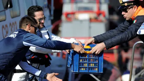 Reuters Food handed over to Sea-Watch 3