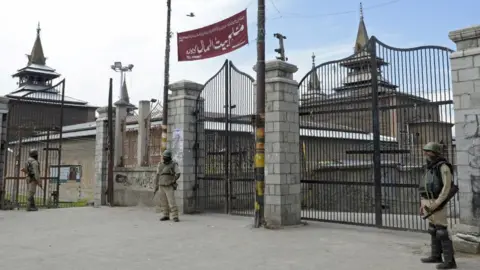 AFP Indian paramilitary troopers stand guard outside Jamia Masjid during a curfew and strike called following the killing of a Kashmiri student in downtown Srinagar on June 9, 2017