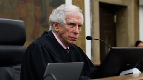 Shannon Stapleton-Ball/Getty Images El juez Arthur Engoron se sienta en el banquillo.