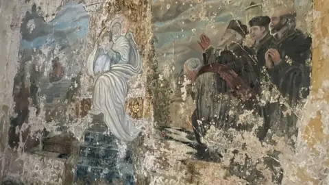 Andrew Turner/BBC Ruined mural in St Mary's Church, Great Yarmouth